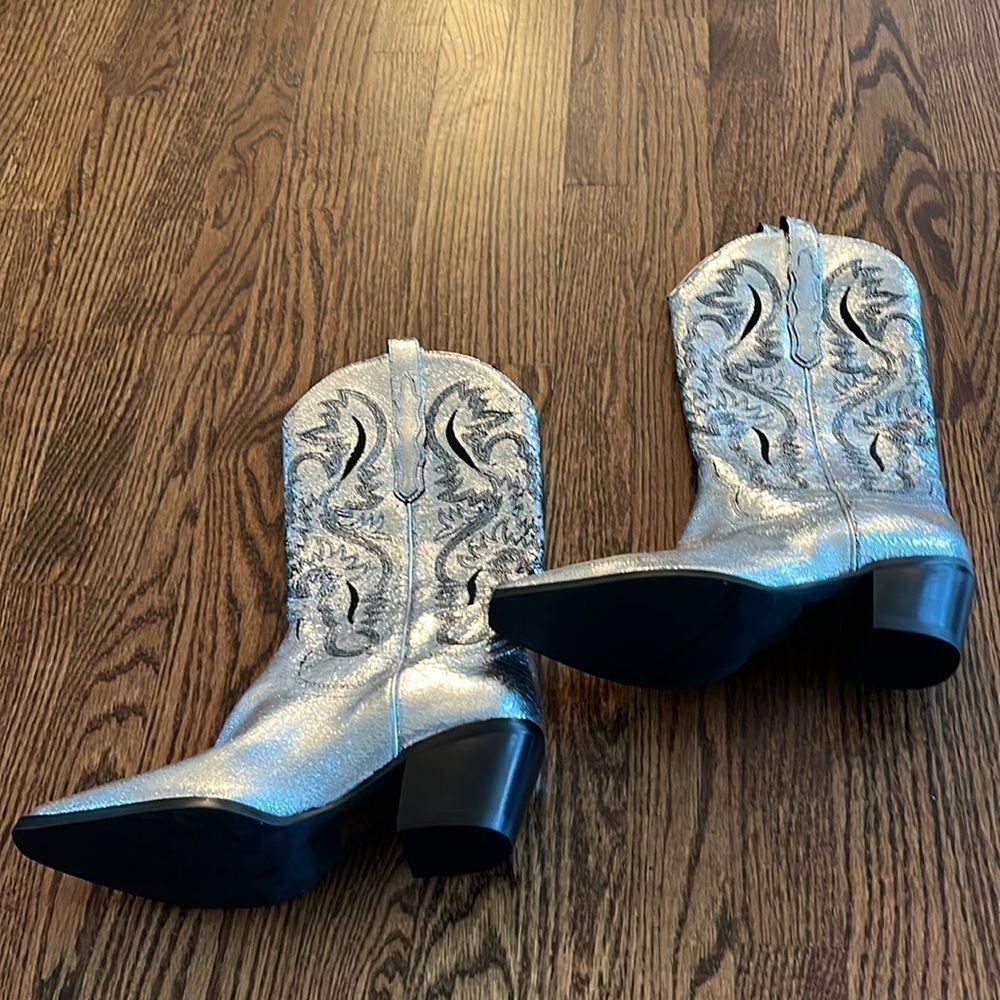 Free People Dagget Western Boots
By Jeffrey Campbell Size 9 silver crackle - Picture 3 of 4
